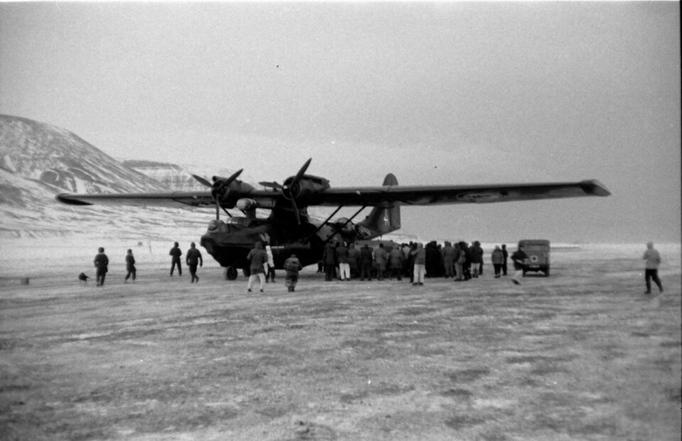 PASIENTTRANSPORT: Bildet dokumenterer sykdomstransport til fastlandet fra tiden før det var flyforbindelse til Svalbard. Bildet er tatt av stedets verkslege, hvis barnebarn har skrevet roman som er inspirert av hendelsen.