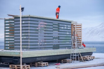 SvalBad -flytende badstu av gjenbruksmaterialer. Ideen kom til i desember 2019 og i løpet av 4 iskalde dager i mars ble badstua bygget av studenter og lærere fra Arkitekthøyskolen i Oslo. I forveien hadde Longyearbyen Havn laget flåten av gjenbruksrør, den lokale badeforeningen Ispinnene hadde vært med i juryen for studentenes designkonkurranse. Saneringsservice, Store Norske og Lokalstyre stilte med velvillighet, materialer, arbeidsklær og verksted. Longyearbyfolk deltok i dugnad på kalde kvelder for å gjøre klar materialer og vi i LPO koordinerte. SvalBad -flytende badstu av gjenbruksmaterialer. Ideen kom til i desember 2019 og i løpet av 4 iskalde dager i mars ble badstua bygget av studenter og lærere fra Arkitekthøyskolen i Oslo. I forveien hadde Longyearbyen Havn laget flåten av gjenbruksrør, den lokale badeforeningen Ispinnene hadde vært med i juryen for studentenes designkonkurranse. Saneringsservice, Store Norske og Lokalstyre stilte med velvillighet, materialer, arbeidsklær og verksted. Longyearbyfolk deltok i dugnad på kalde kvelder for å gjøre klar materialer og vi i LPO koordinerte.