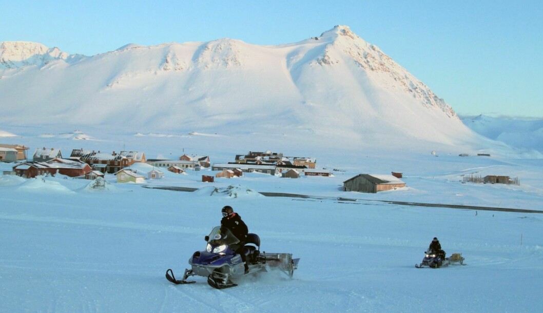 Ny-Ålesund i vinterlig drakt. De fleste forskere har kansellert turene sine de neste månedene.