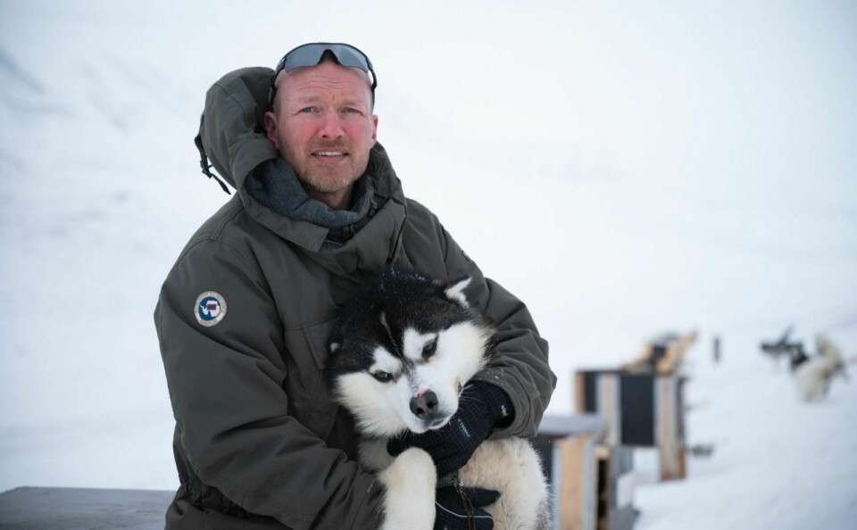 Hundene har det ifølge Martin Munck ved Green Dog Svalbard «som plommen i egget». Tolv av 15 guider er permittert, men de får dra på tur med hundene mot at de rydder i hundegården. En vinn, vinn-situasjon, ifølge Munck.
