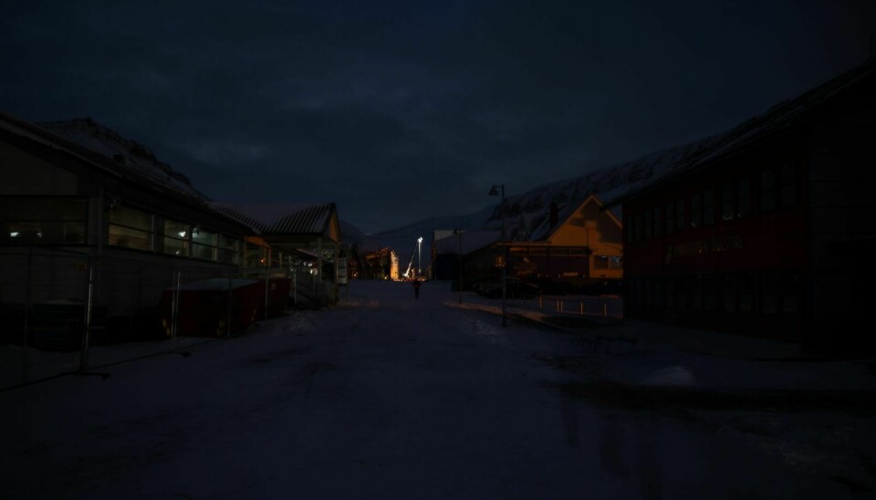 Folk i Longyearbyen er vande med at byen går i svart.