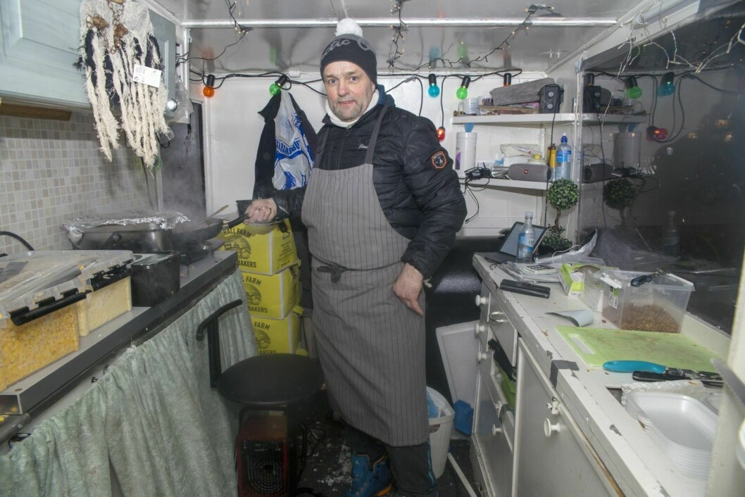 I POTETKIOSKEN: Ulf Kjelleberg driver fra i vinter også et mobilt smultring-kjøkken.
