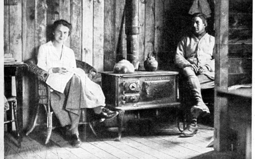 Ekteparet: Gilson i husværet sitt. Underteksten på originalbildet er «Første kvinne som overvintrer på Spitsbergen», og er vel noe overdrevet.