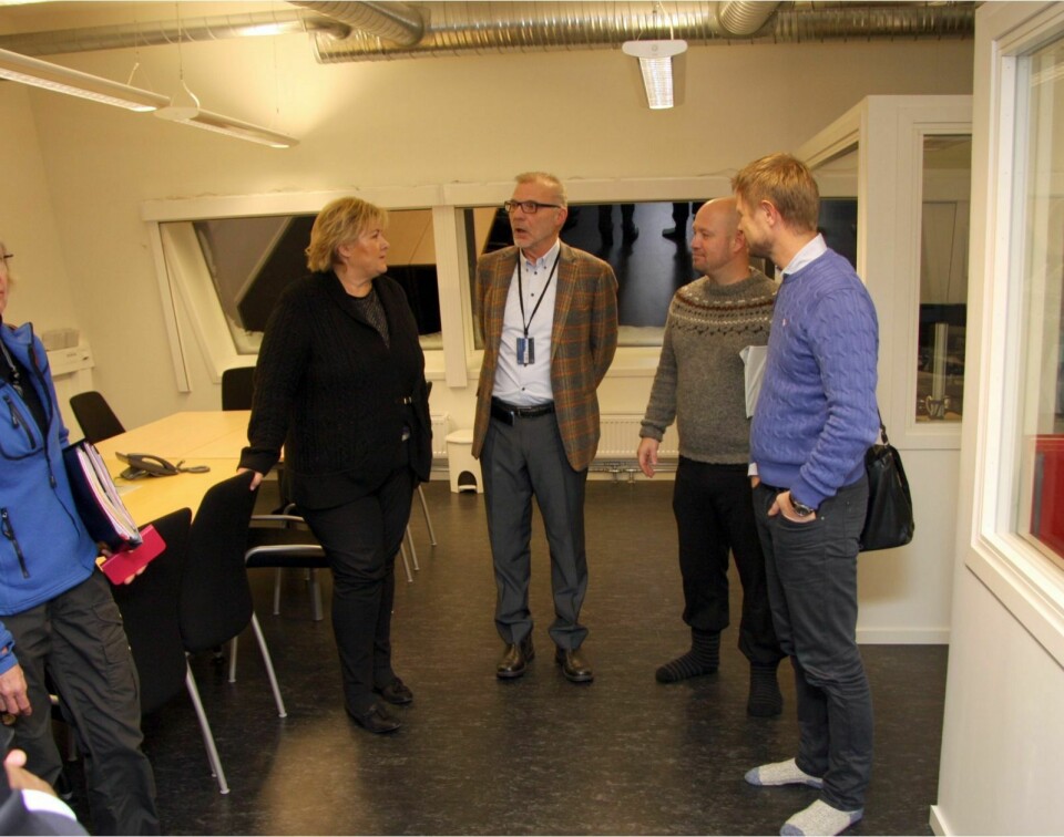 Statsminister Erna Solberg (H) ville ikke komme med løfter da hun besøkte Longyearbyen denne uka. Her er hun i operasjonsrommet til Sysselmannen sammen med sysselmann Odd Olsen Ingerø og statsrådene Anders Anundsen (Frp) og Bent Høie (H).