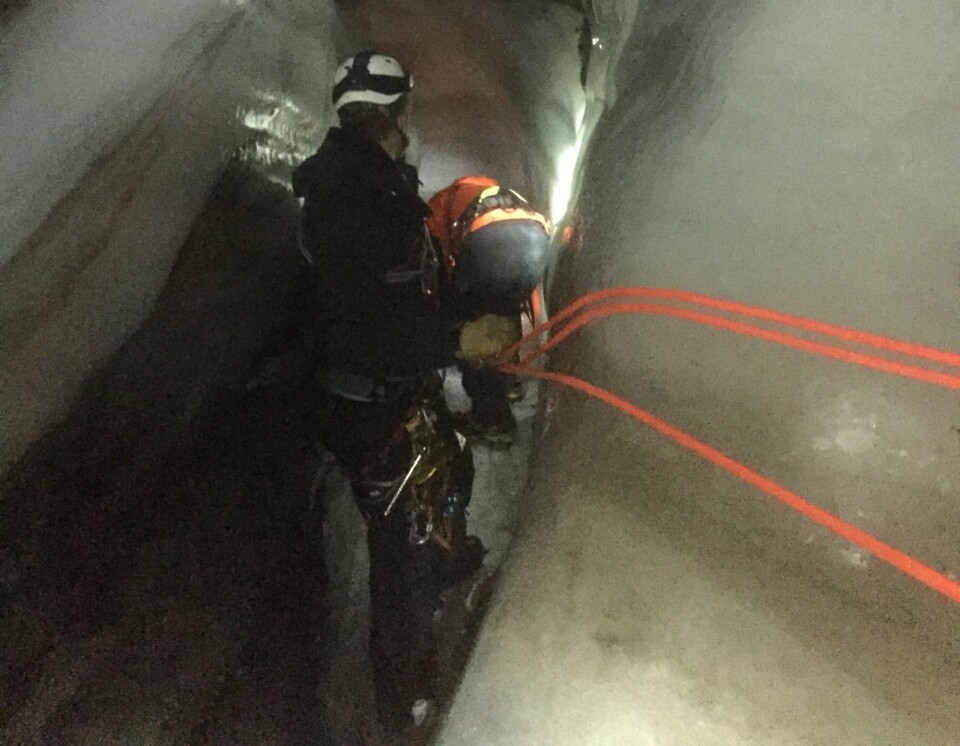 Mannen måtte fraktes ut av grotta på båre.