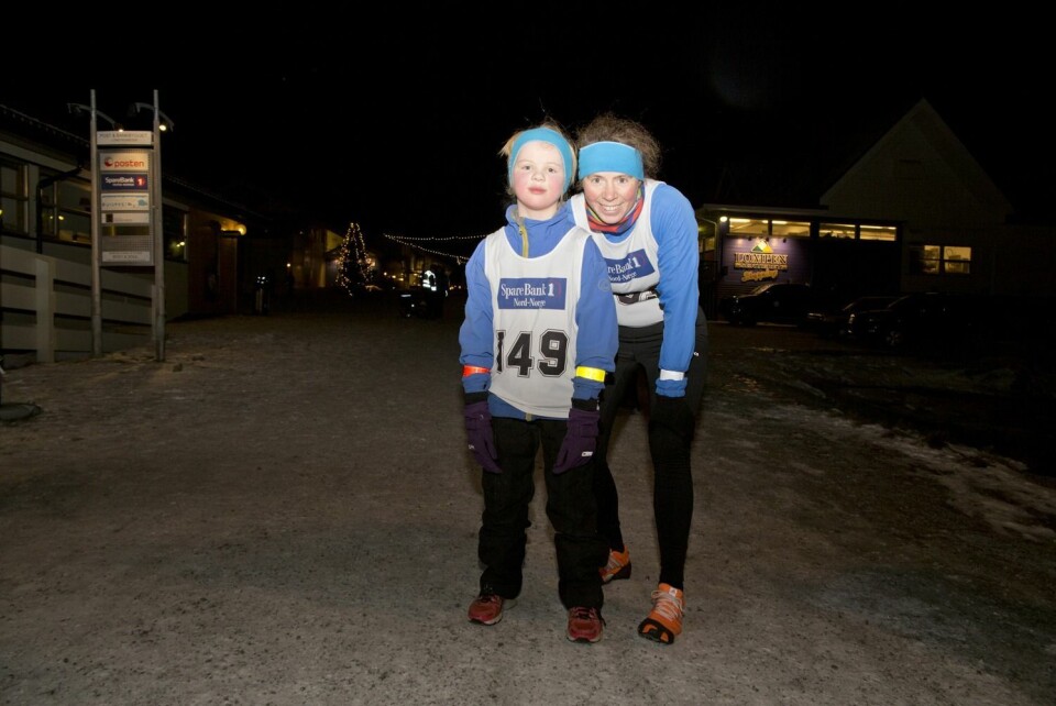 Tiril Varpe (t.v.) og mamma Emma Johansson-Karlson sprang sammen under årets julemil i Longyearbyen. Mens Emma fikk beste tid i julesprinten for damer, deltok Tiril i trimklassen.