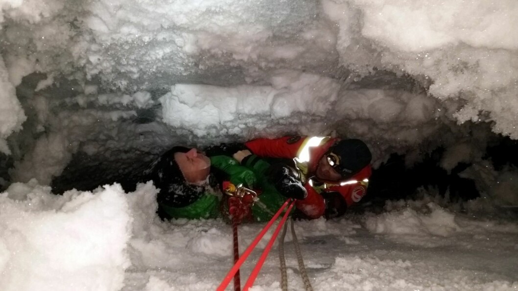 Her kommer redningsmannen opp med forskeren, som har sittet fast ned i bresprekken i to og en halv time. Her kommer redningsmannen opp med forskeren, som har sittet fast ned i bresprekken i to og en halv time.