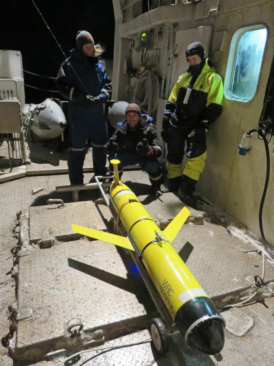 Slocum glider gjøres klar for utsetting av lærere og studenter på UNIS’ forskningsfartøy Viking Explorer. Slocum glider gjøres klar for utsetting av lærere og studenter på UNIS’ forskningsfartøy Viking Explorer.