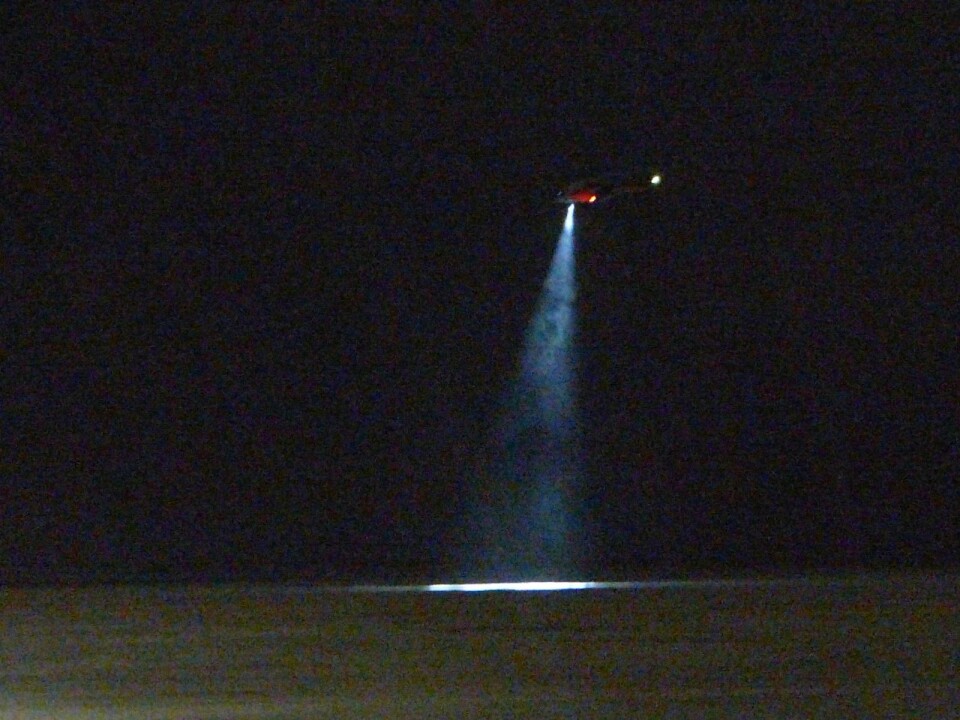 Sysselmannen sende natt til fredag ut helikopter for å finne ut hvilken vei isbjørnen hadde tatt veien. Sysselmannen sende natt til fredag ut helikopter for å finne ut hvilken vei isbjørnen hadde tatt veien.
