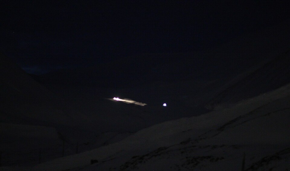 Et skuterfølge kjører lørdag ettermiddag over Longyearbreen på vei tilbake til Longyearbyen. Skuterløypa som går gjennom Fardalen, er en populær utfartsåre.