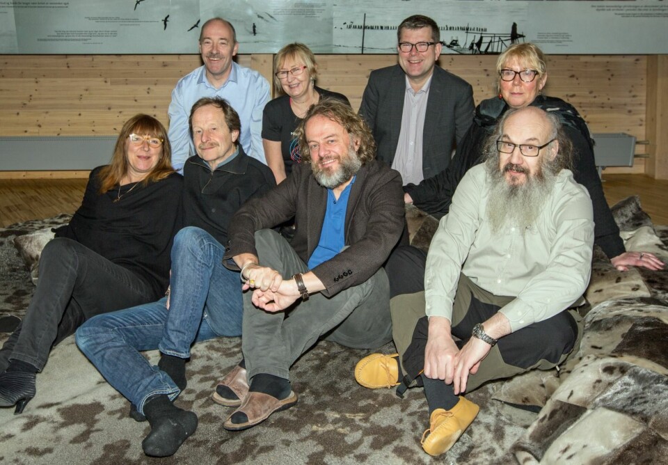 Noen av forfatterne av boken: Foran fra venstre Marit Hauan, Kjartan Fløgstad, Leif Magne Helgesen og Kim Holmén. Bak fra venstre Ole Arve Misund, Sylvi Liljegren, Stig Lægdene og Tora Hultgreen. Eva Therese Jenssen ved Unis har vært bilderedaktør.