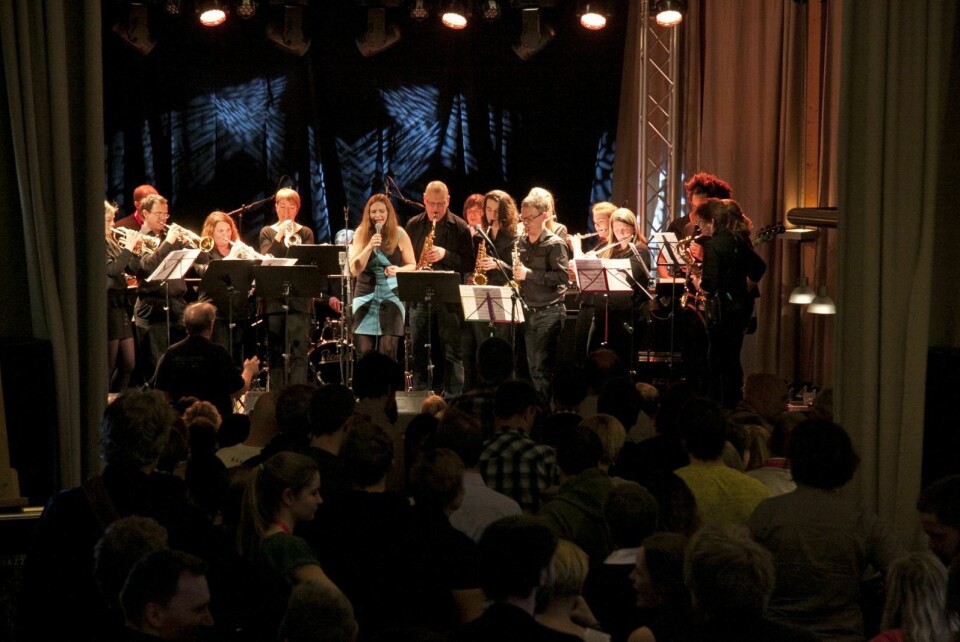 Det var trangt om plassen foran scenen da lokale krefter dro igang vorspielet til årets Polarjazz. Her er Maja-Stina Ekstedt i sving med storbandet. Det var trangt om plassen foran scenen da lokale krefter dro igang vorspielet til årets Polarjazz. Her er Maja-Stina Ekstedt i sving med storbandet.