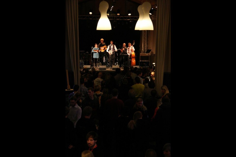Blåmyra bluesgrassband er i sving på scenen. Blåmyra bluesgrassband er i sving på scenen.