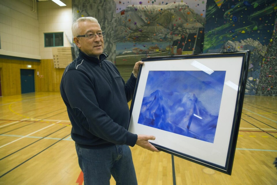 Kåre Hovland med kunstverket.