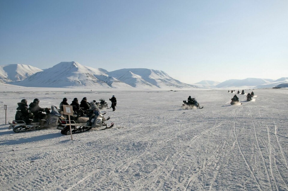 Myndighetene mangler oversikt over snøskuterferdselen på Svalbard, og tar nå grep for å telle hvor mange kjøretøy som drar ut i felt.