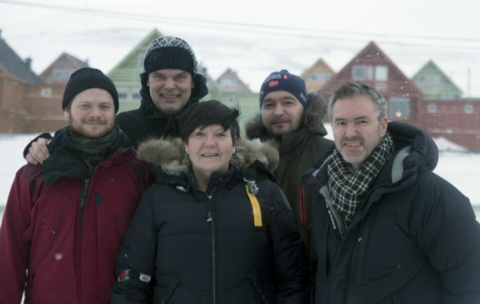 Verdens nordligste aviredaksjon: Geir Barstein, Christopher Engås, Wenche Sørensen, Thomas Nilsen og Eirik Palm rapporterer om Høy-Arktis fra Høy-Arktis. Line Nagell Ylvisåker er ute i permisjon.