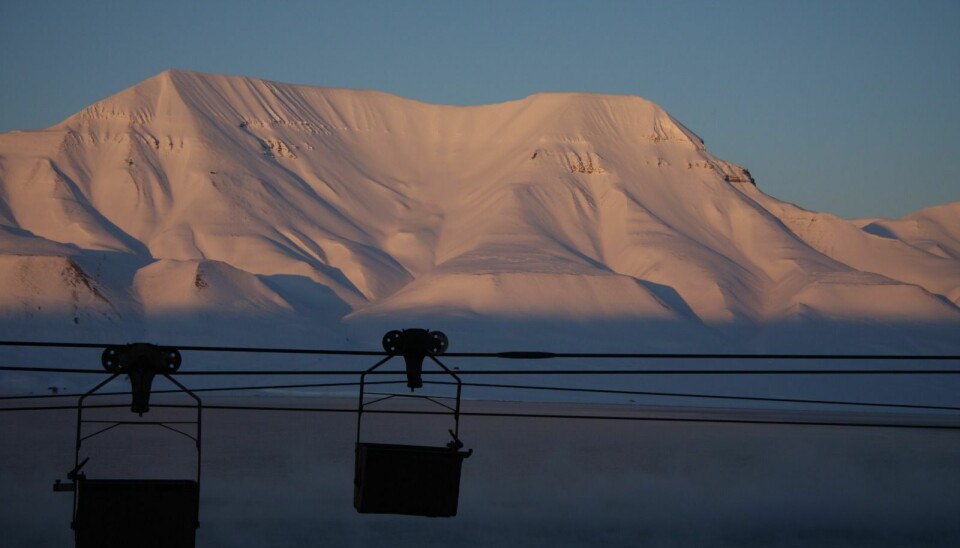 Hiorthfjellet er den praktulle utsikten fra Longyearbyen. Hiorthfjellet er den praktulle utsikten fra Longyearbyen.