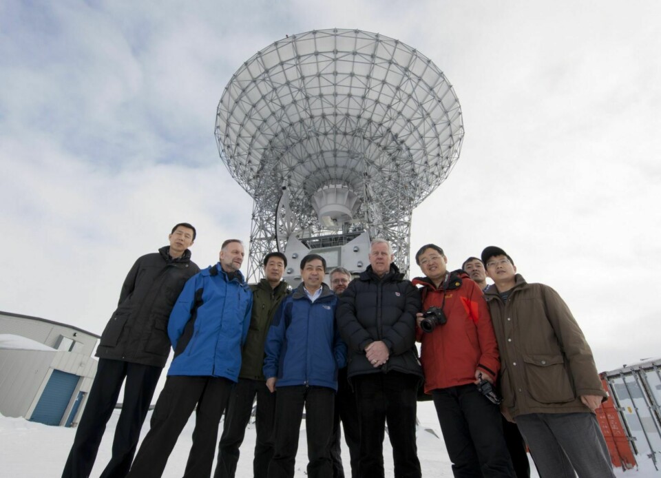 Den kinesiske delegasjonen på seks ble ledet av professor Jian Wu (blå i midten), som her står ved siden av daværende prosjektleder Arvid Øvergård. Til stede var også Halvard Boholm (blå t.v.) og Assar Westman (bakerst) fra Eiscat Svalbard Radar.