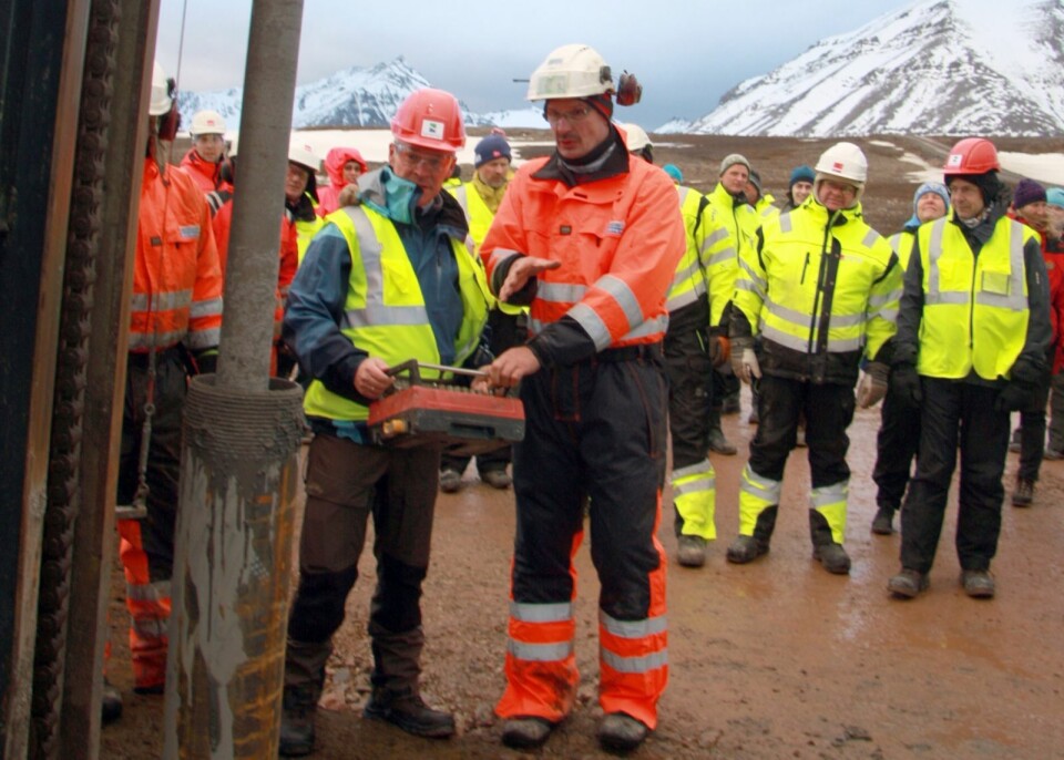 Jan Tore Sanner (H) sørget for at den første pælen ble boret den siste halvmeteren ned i bakken. I bakgrunnen følger ansatte i Veidekke Arctic og Kartverket med på den symbolske handlingen. Jan Tore Sanner (H) sørget for at den første pælen ble boret den siste halvmeteren ned i bakken. I bakgrunnen følger ansatte i Veidekke Arctic og Kartverket med på den symbolske handlingen.