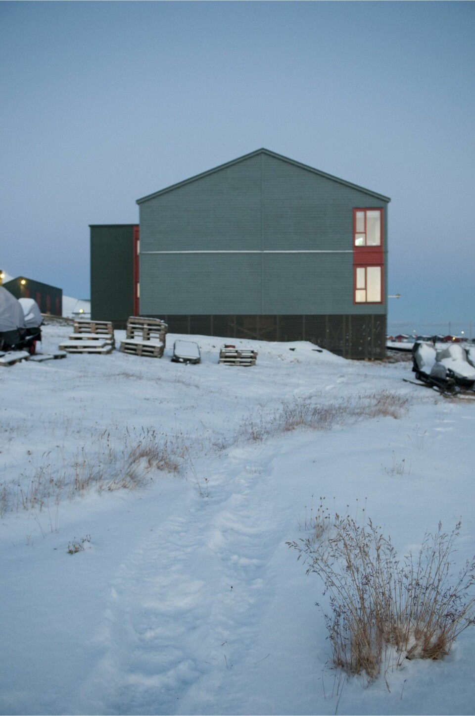 Isbjørnen har vært helt inntill boligbygget, og har trasket forbi her. Isbjørnen har vært helt inntill boligbygget, og har trasket forbi her.