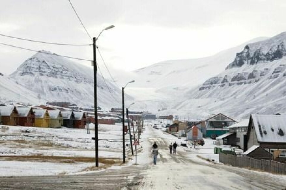 Longyearbyen søndag klokken 15. Det falt rundt 10 centimeter snø i løpet av natten.