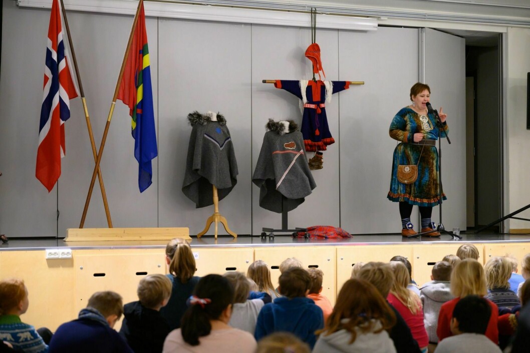 Ramona Carita Eira fra det samiske nasjonalteatret Beaivváš på forestilling for 1. til 7. klasse i forbindelse med samenes nasjonaldag.