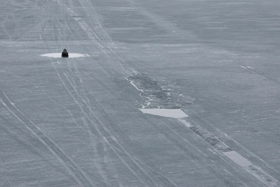 GUIDE DØDE: Et snøskuterfølge gikk gjennom isen på Tempelfjorden i 2017, og en av guidene døde. Selskapet fikk bot etter hendelsen.Foto: KV «Svalbard»