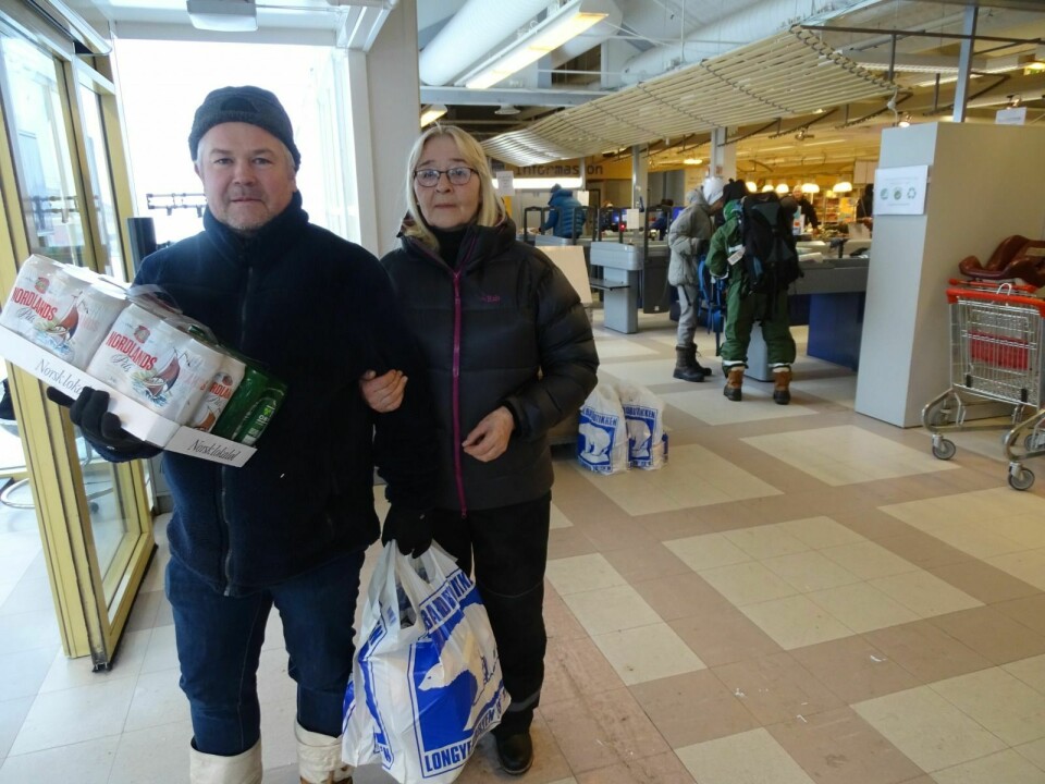 LITT EKSTRA: Hans Gunnar Osen og Brit Enoksen var blant flere som handlet litt ekstra i Svalbardbutikken torsdag.