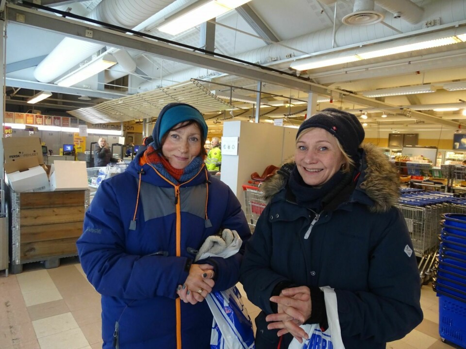 SØSTRE: Lise (t.v.) og Liv Bakkevold i Svalbardbutikken torsdag.