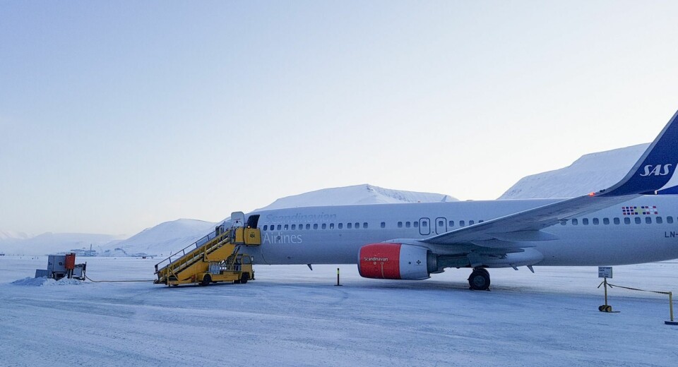 TILNÆRMET NORMALT: Flytrafikken til og fra Svalbard skal ikke rammes av de nye smittevern-tiltakene fra mandag morgen: De retter seg mot utenlandstrafikken. TILNÆRMET NORMALT: Flytrafikken til og fra Svalbard skal ikke rammes av de nye smittevern-tiltakene fra mandag morgen: De retter seg mot utenlandstrafikken.