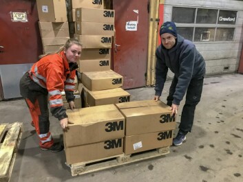Mia Skettås og Sondre Flesjå gjør klar esker med åndedrettsvern og beskyttelsesdrakter i Gruve 7. Mia Skettås og Sondre Flesjå gjør klar esker med åndedrettsvern og beskyttelsesdrakter i Gruve 7.