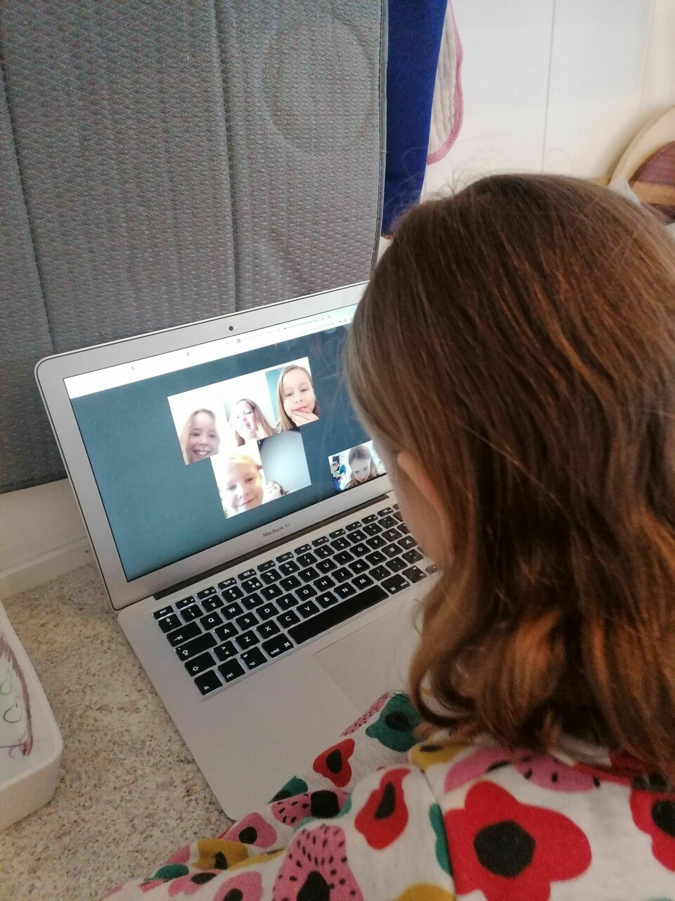 FRIMINUTT: Anna Marie Sandal Strømseng har digitalt friminutt der hun møter klassevenninnene i en videosamtale.
