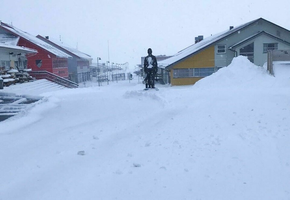 DÅRLIGE UTSIKTER: Næringslivet på Svalbard sliter med å få hjulene til å gå rundt i en stille by som er tom for turister.