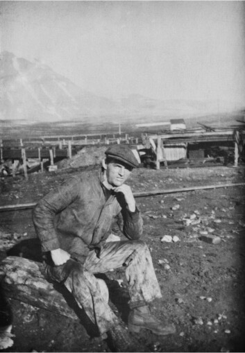 Sverre Olsen poserer for fotografen ute i Ny-Ålesund en fridag. Sverre Olsen poserer for fotografen ute i Ny-Ålesund en fridag.