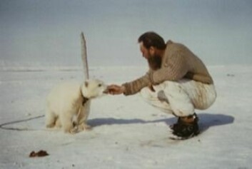 Fangstmann Odd Lønø med isbjørnunge i fangenskap.