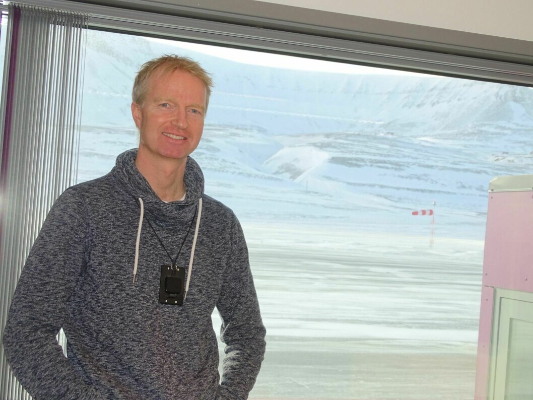 SJEFSUTSIKT: Daglig leder ved Avinor, Svalbard Lufthavn, Carl Einar Ianssen, med utsikt til rullebanen. Under koronakrisen er antallet passasjerer dramatisk redusert.