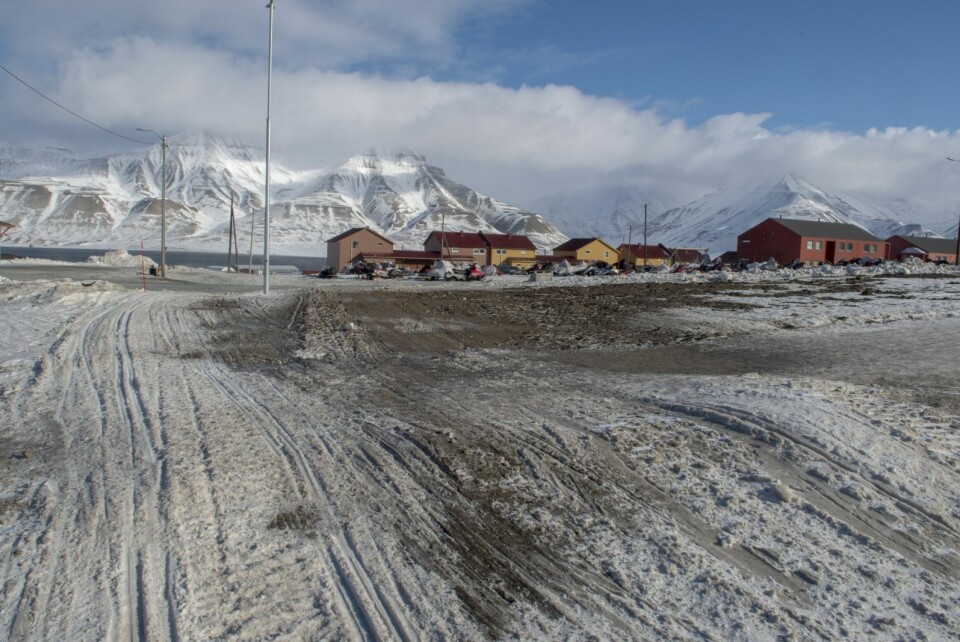 Mandag formiddag ser det slik ut i skuterløypa inne i byen. Snøen har delvis smeltet helt bort.