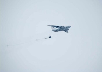 10.000 METER: Russiske soldater gjennomførte fallskjermhopp fra 10.000 meters høyde i Arktis nylig.