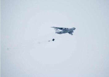 10.000 METER: Russiske soldater gjennomførte fallskjermhopp fra 10.000 meters høyde i Arktis nylig. 10.000 METER: Russiske soldater gjennomførte fallskjermhopp fra 10.000 meters høyde i Arktis nylig.