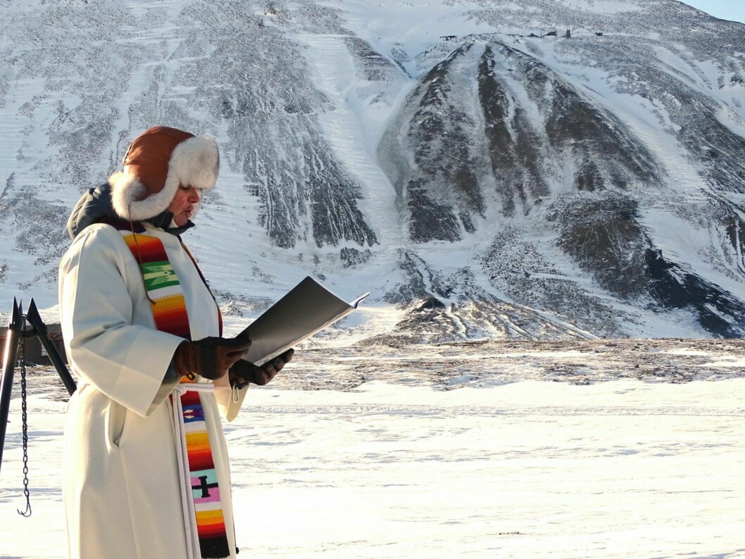 PÅSKEERFARING: Foruten ekstra utendørs gudstjeneste i påsken, kringkastet sokneprest Siv Limstrand fra Svalbard kirke. 1. mai sender kirken markering med kor, appell og forbønn.