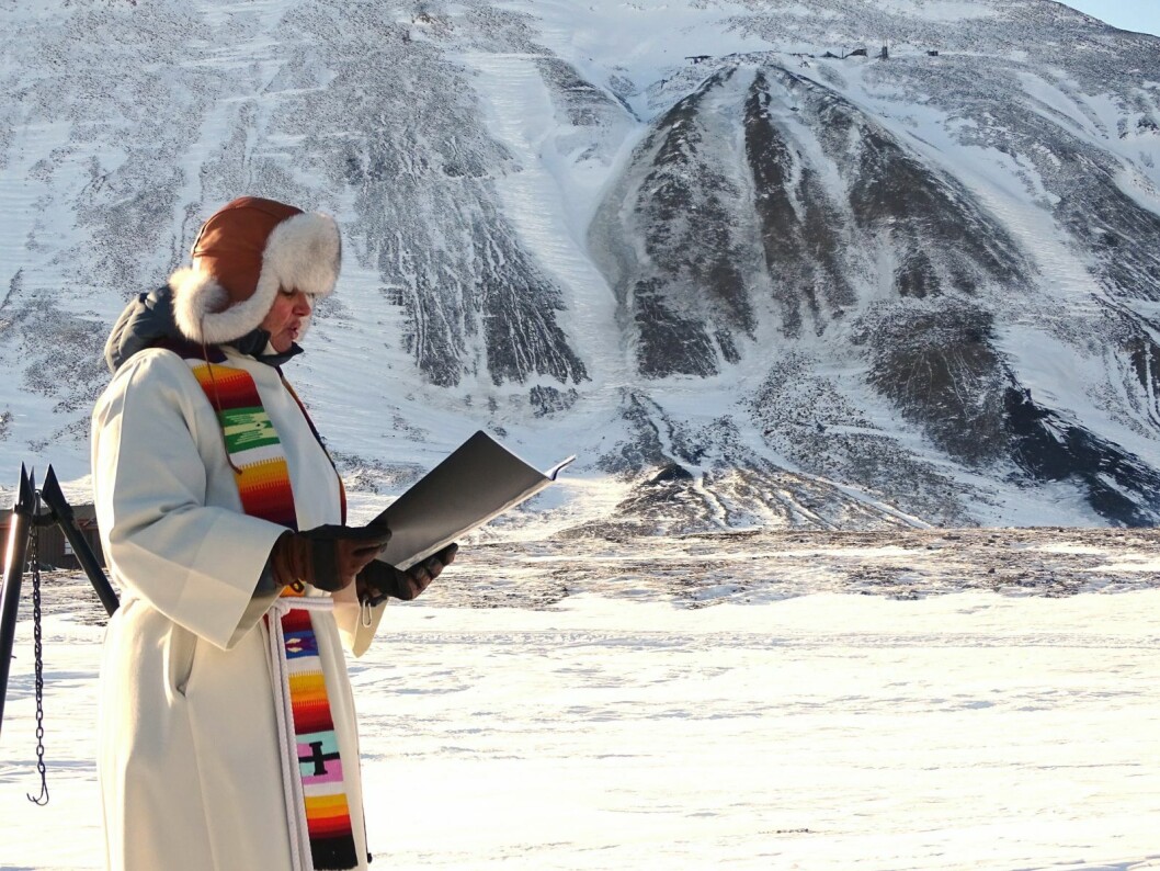 PÅSKEERFARING: Foruten ekstra utendørs gudstjeneste i påsken, kringkastet sokneprest Siv Limstrand fra Svalbard kirke. 1. mai sender kirken markering med kor, appell og forbønn. PÅSKEERFARING: Foruten ekstra utendørs gudstjeneste i påsken, kringkastet sokneprest Siv Limstrand fra Svalbard kirke. 1. mai sender kirken markering med kor, appell og forbønn.