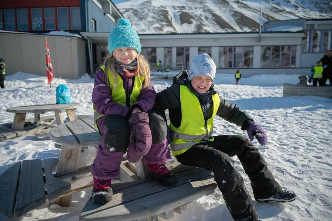 Frøya Myhren (8) og Elias Leite (7) synes det var veldig gøy å begynne på skolen igjen. Særlig fordi foreldrene hadde vært strenge hjemmeskole-lærere, kunne de fortelle.