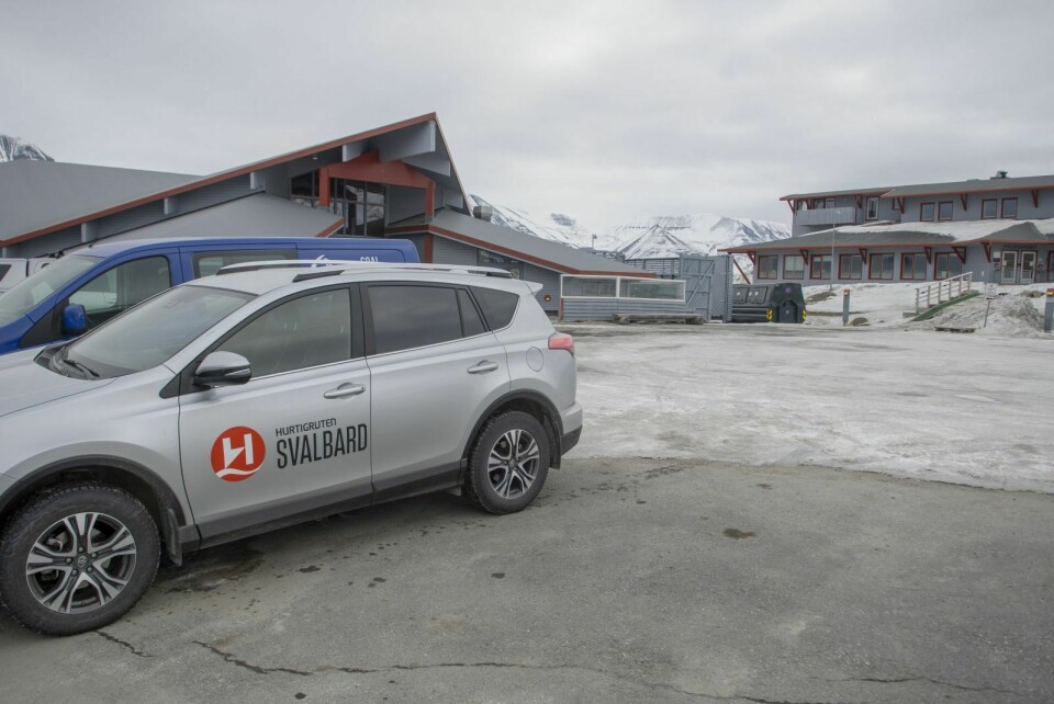 Stille: Hurtigruten Svalbard har permittert 200 av sine ansatte. Det er stille tider uten turister både på Polarhotellet og Polarsenteret bak til høyre.
