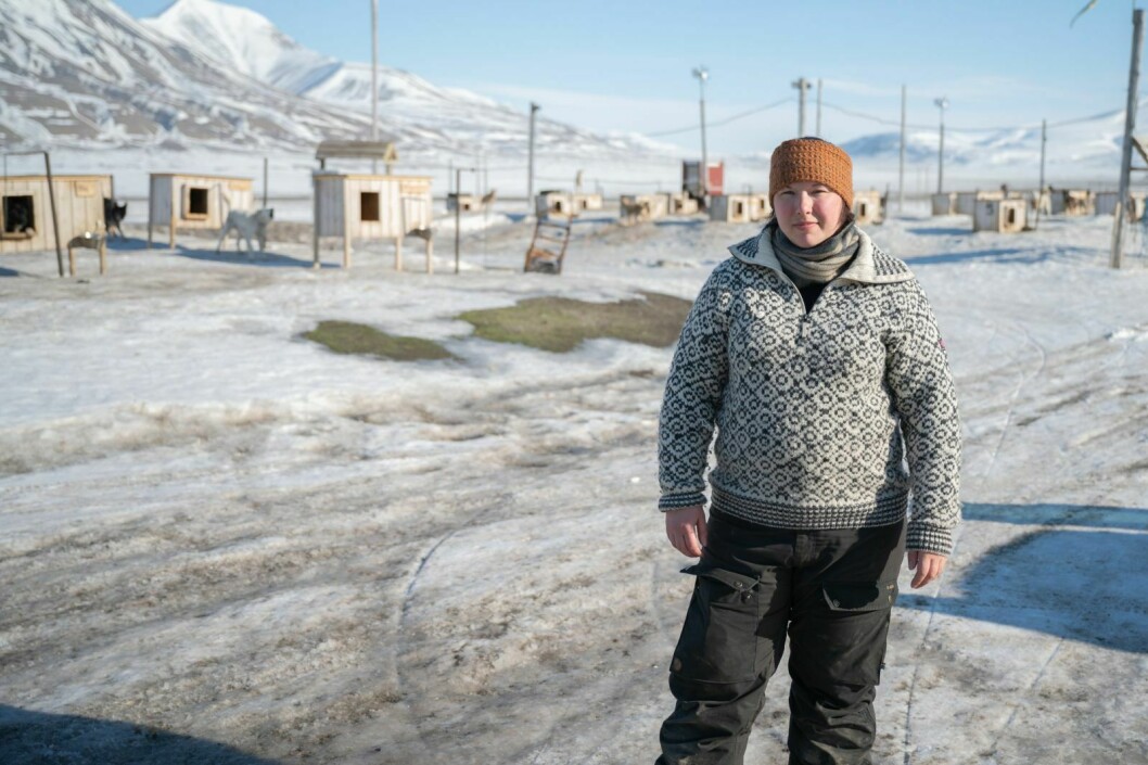 Mia Salte ved Svalbard Husky ble sjokkert da de fikk avslaget i posten. Hundemat er ikke ansett som en fast kostnad, og foreløpig får man derfor ikke krisestøtte til å dekke noe av forbruket.