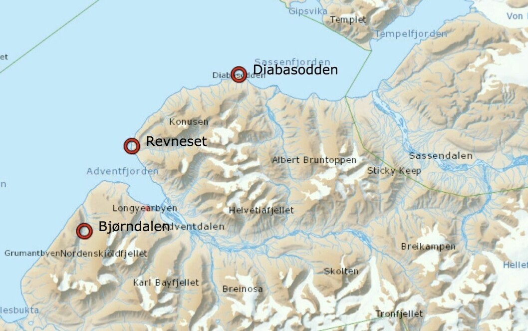 En isbjørn var i Bjørndalen natt til fredag. Den svømte over til Revneset og gikk videre mot Diabas i morgentimene.