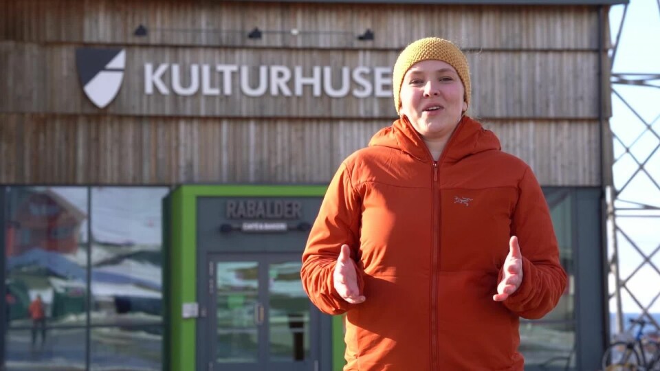 Velkommen til å se festforestillingen på nett 17. mai. Konferansier Frida Vestnes gir her en smakebit.