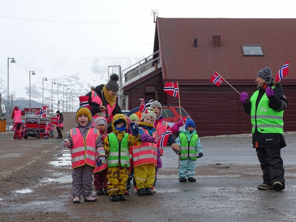 FORHÅNDSTOG: Barnehagebarna spredde glede med flagg og hurra-rop i Longyearbyen fredag.