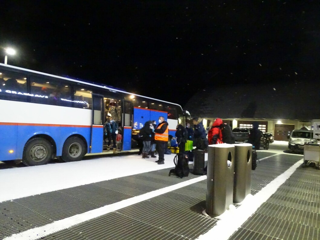 BLE EVAKUERT: I midten av mars ble de siste turistene korona-evakuert fra Svalbard. 1. juni kan de komme tilbake, men det blir ikke nok reiselivsjobber til alle. Regjeringen vurderer hjemreise-tilskudd for tredjelandsborgere som ikke kommer tilbake i arbeid, da disse i tilfelle blir stående uten inntekt. BLE EVAKUERT: I midten av mars ble de siste turistene korona-evakuert fra Svalbard. 1. juni kan de komme tilbake, men det blir ikke nok reiselivsjobber til alle. Regjeringen vurderer hjemreise-tilskudd for tredjelandsborgere som ikke kommer tilbake i arbeid, da disse i tilfelle blir stående uten inntekt.