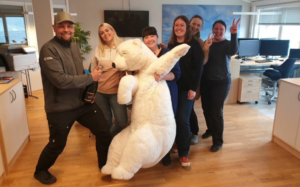 De ansatte ved Hurtigruten Svalbards kontor hadde champagnen klar. Fra venstre: Tore Hoem, Lene Hval, Anika Paust, Ina Gulbranson Buljo, Gunn Åse Lidtveit og Malin Persson.