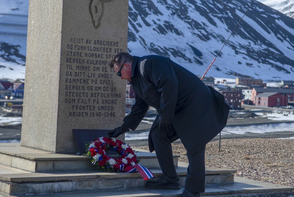 Bent Jakobsen legger kransen på bautaen på Skjæringa.